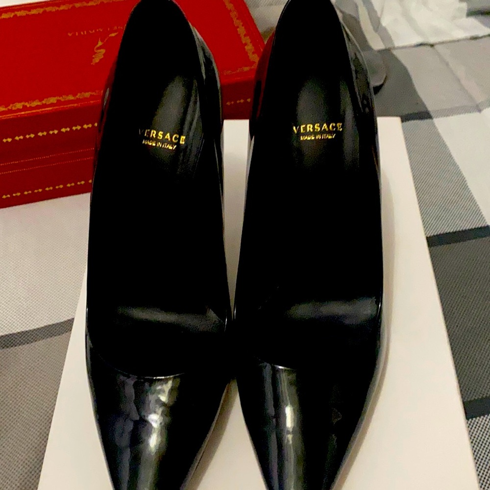 Black Medusa pumps